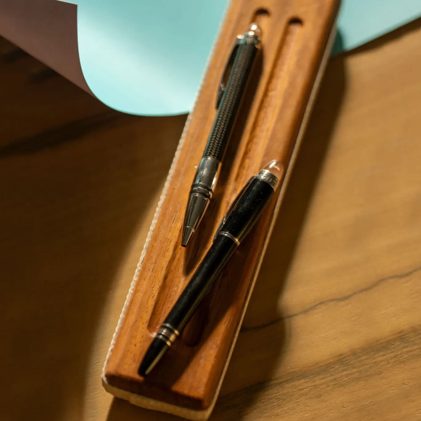 Due portapenne in teak