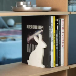 Fermalibri Bunny White Carrara Left di Alessandra Grasso