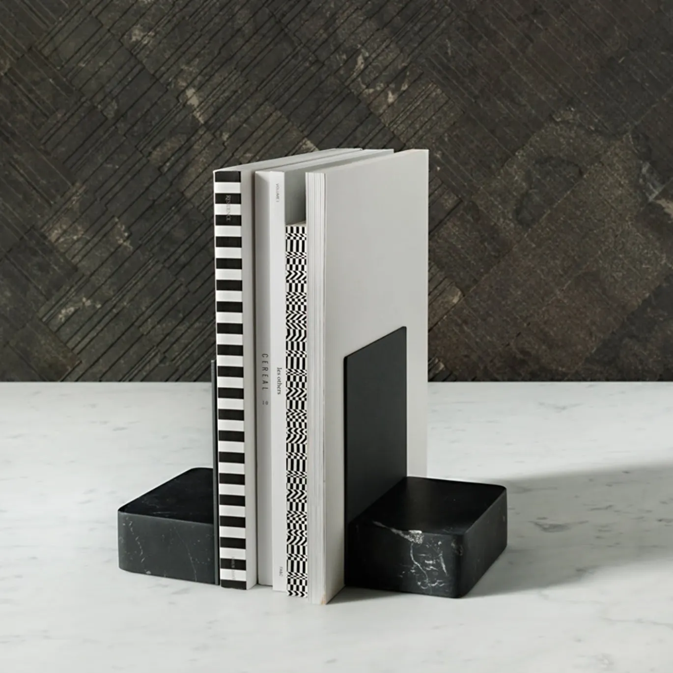 Fermalibri Pietra L08 in marmo Nero Marquinia di Piero Lissoni