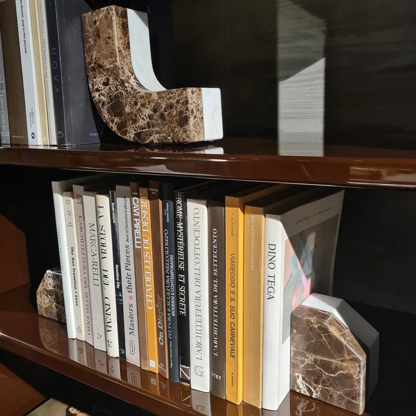 Fermalibri Virgola in Marmo Emperador Scuro e Marmo di Carrara Bianco