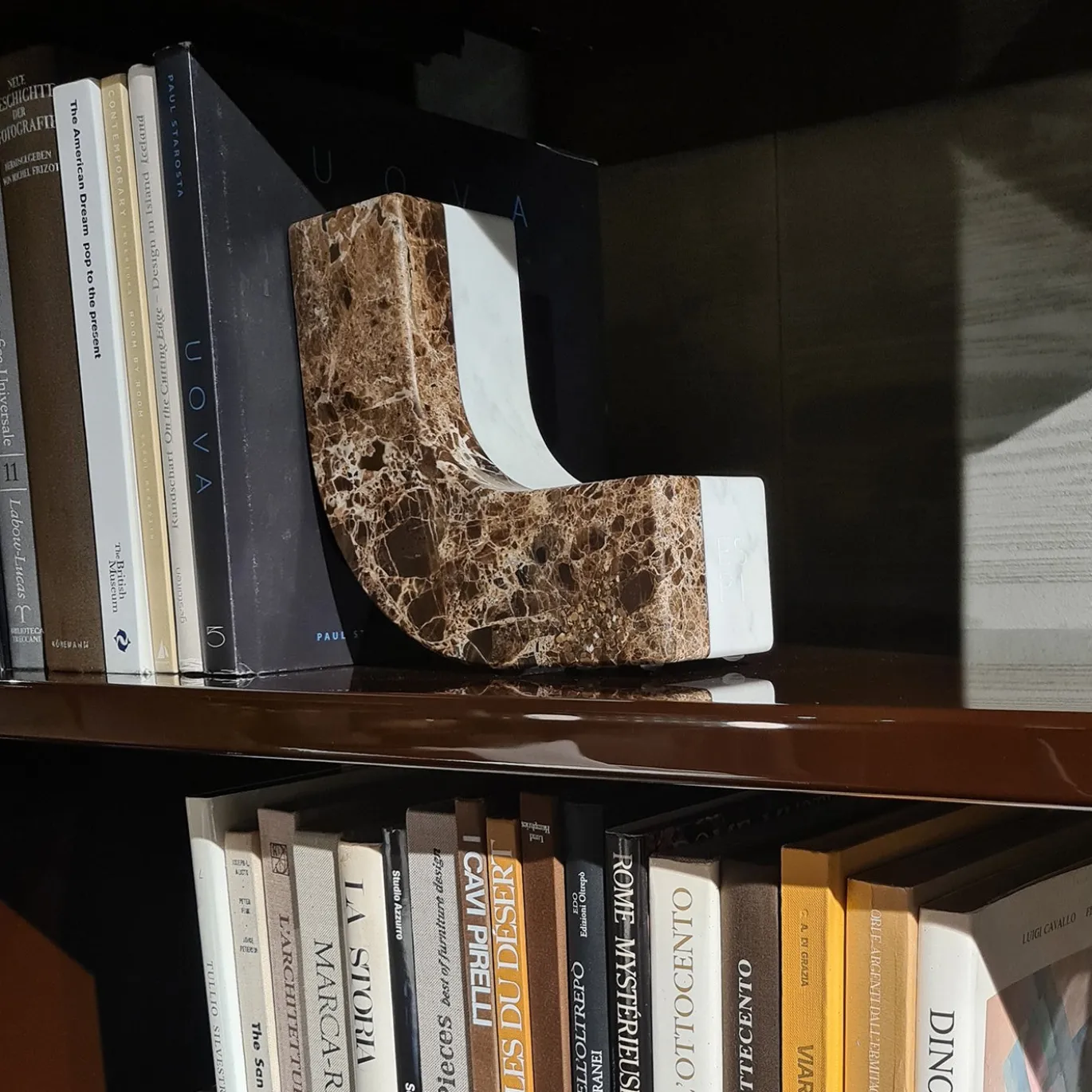 Fermalibri Virgola in Marmo Emperador Scuro e Marmo di Carrara Bianco