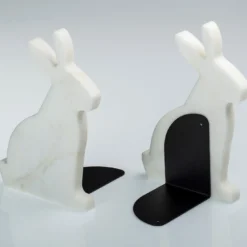 Fermalibro destro Bunny White Carrara di Alessandra Grasso