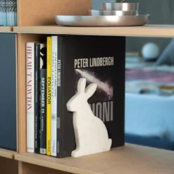 Fermalibro destro Bunny White Carrara di Alessandra Grasso