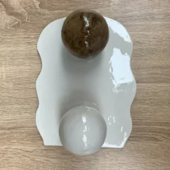 Fermalibro in ceramica con 2 sfere e base
