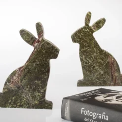 Fermalibro verde sinistro Bunny Picasso di Alessandra Grasso