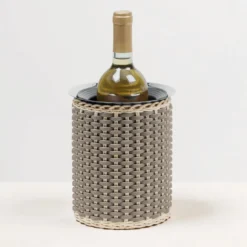 Guimet, refrigeratore per bottiglie in pelle e rattan di colore beige