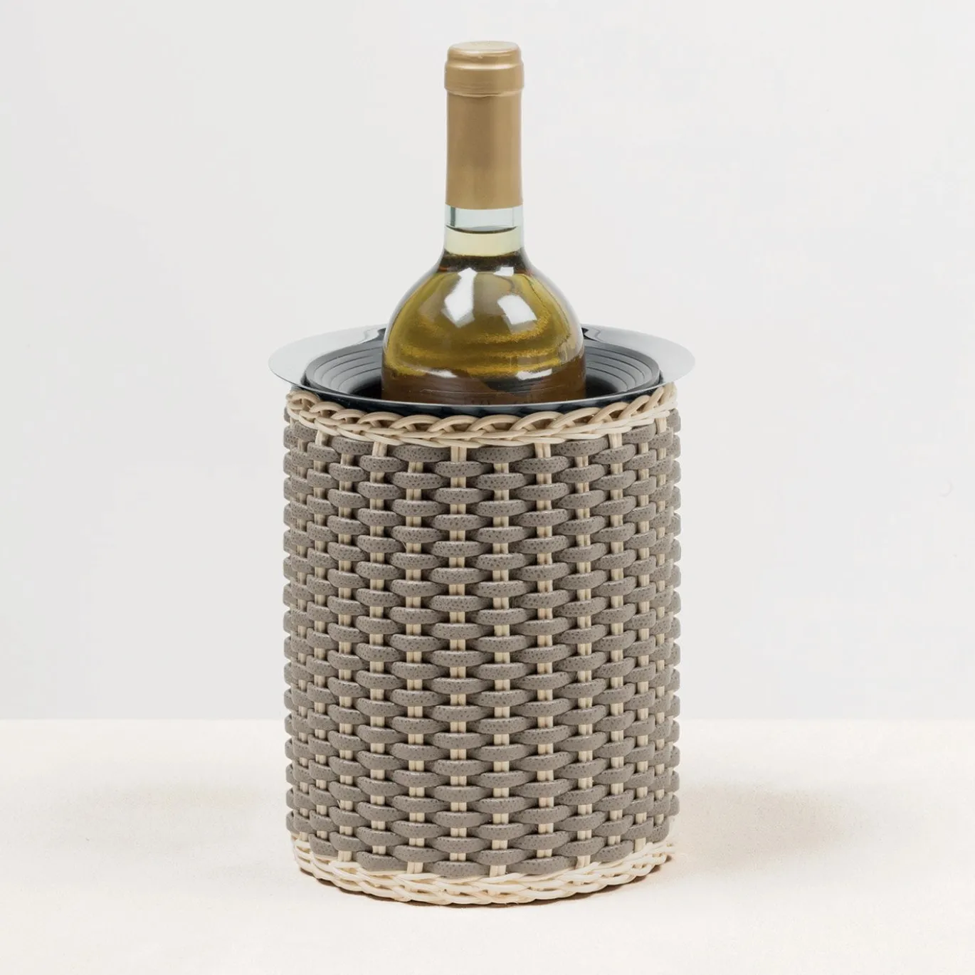 Guimet, refrigeratore per bottiglie in pelle e rattan di colore beige
