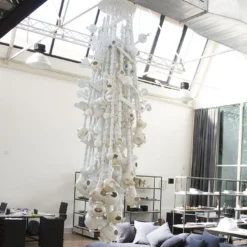 Lampadario gigante con fiori a bolle