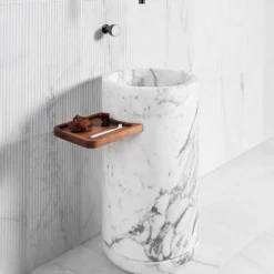 Lavabo in marmo cilindrico Monolithos con vassoio in legno