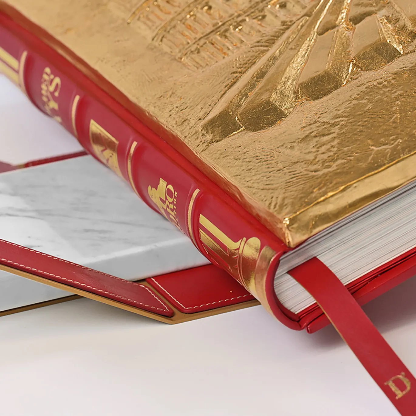 Libro Decorativo Dorato Unfolded Ways Rome As Never Read Before
