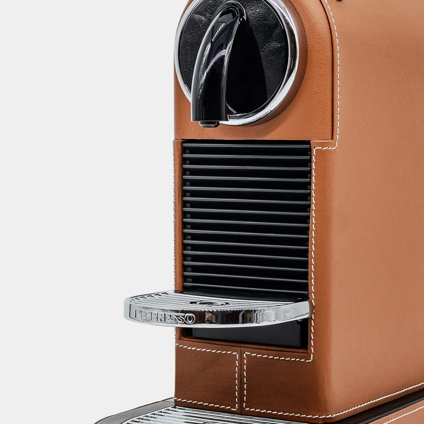 Macchina da caffè Nespresso Citiz rivestita in pelle marrone