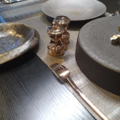 Macinapepe e saliera in ottone placcato oro rosa
