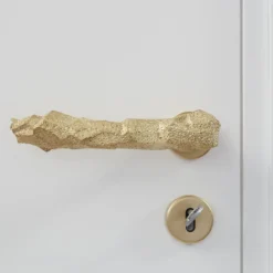 Maniglia in ottone Lavica di Nicole Valenti