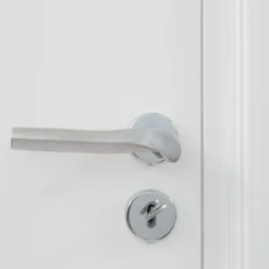 Maniglia per porta in alluminio Prisma di Nicole Valenti