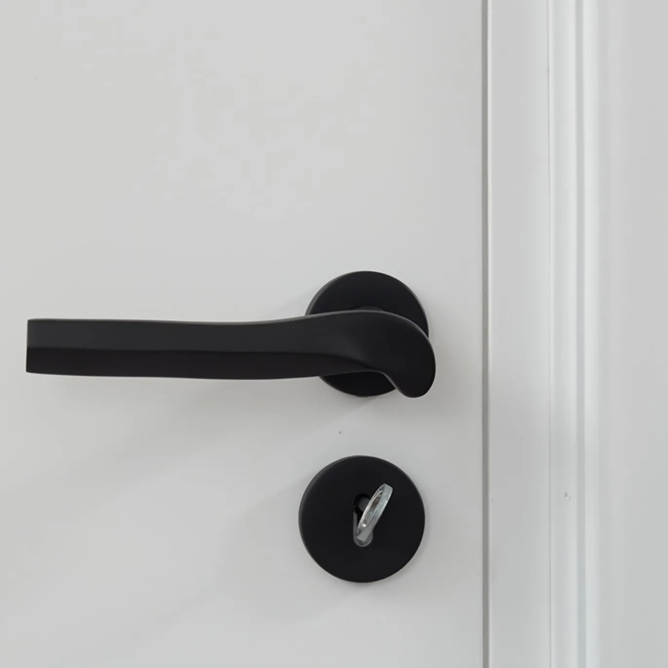 Maniglia per porta Prisma Matte Black di Nicole Valenti