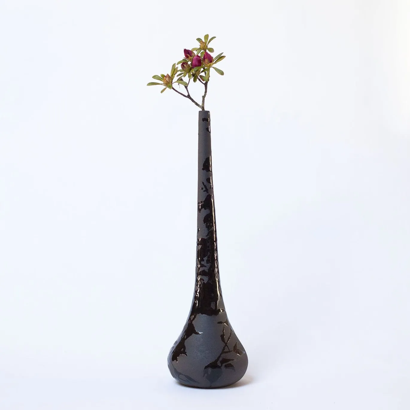 Ombra Stelo Vaso in gres nero con dettagli lucidi