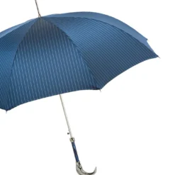 Ombrello blu con manico a forma di pesce