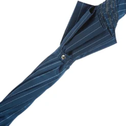 Ombrello blu con manico a forma di pesce
