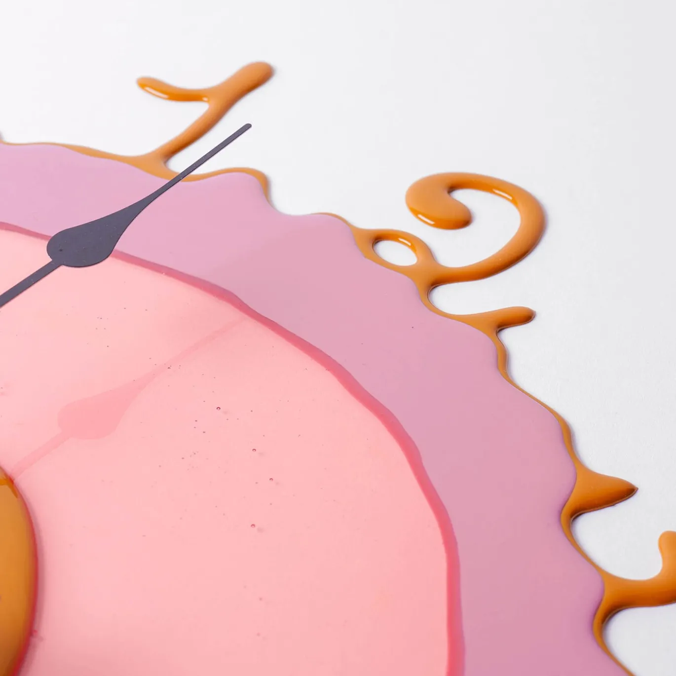 Orologio da parete Round The Clock in resina di Gaetano Pesce