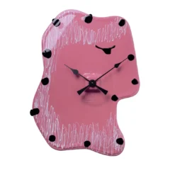 Orologio da parete Watch Me Face in resina malva di Gaetano Pesce
