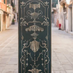 Pannello in legno blu con decorazioni dipinte a mano