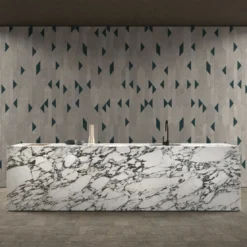 Piastrelle mosaico Fez in pietra di Vicenza Bianco Avorio e marmo Verde Imperiale