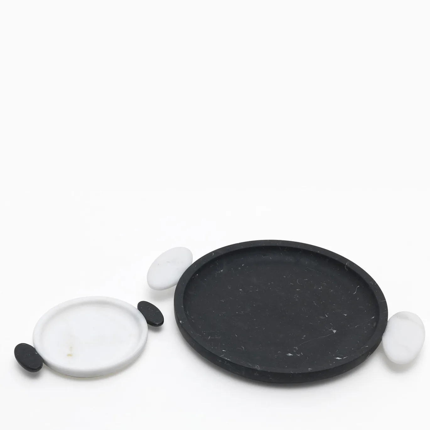 Piatto Carlo White Michelangelo/Black Marquina di Matteo Cibic