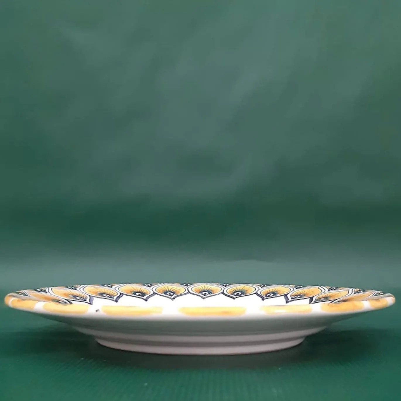 Piatto da dessert con piume di pavone giallo