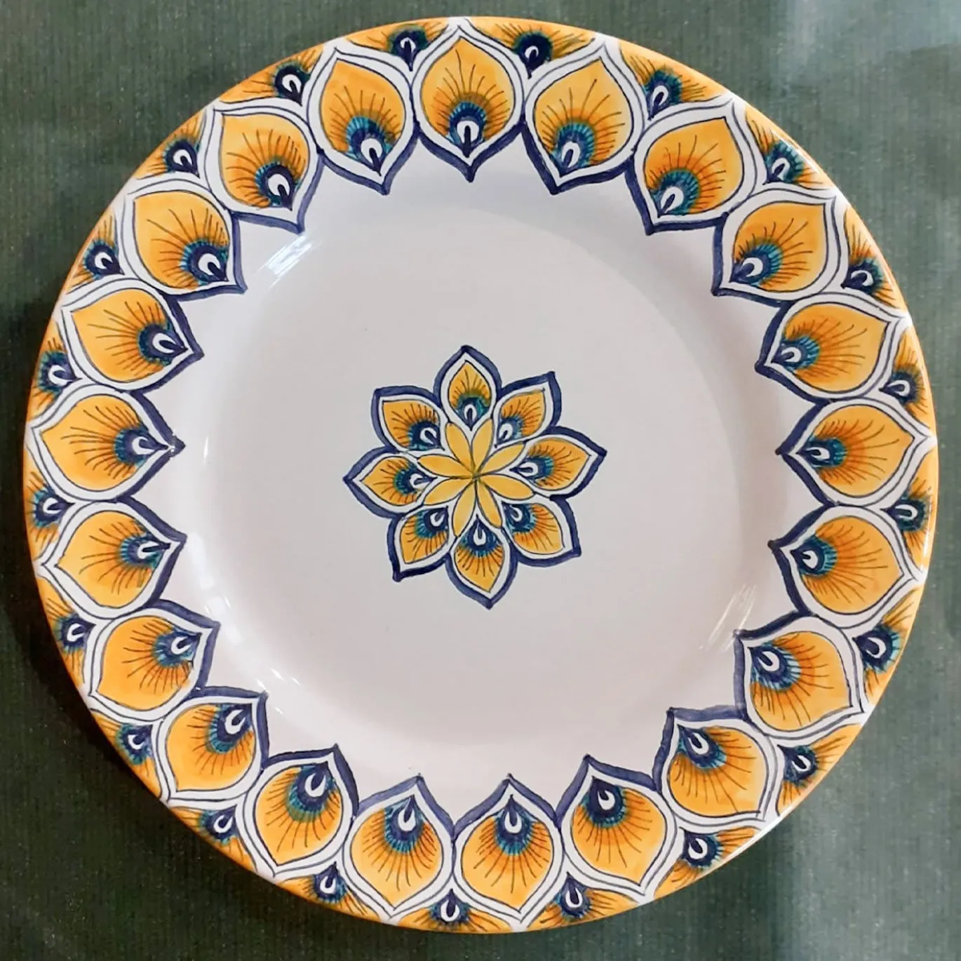 Piatto da dessert con piume di pavone giallo