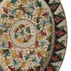Piatto da portata in ceramica policroma con motivo floreale e fogliato