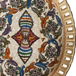 Piatto da portata in ceramica policroma con bordi traforati