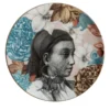 Piatto da portata in porcellana del Cairo con volto di donna e fiori #1