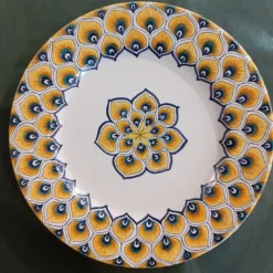 Piatto da pranzo con piume di pavone giallo