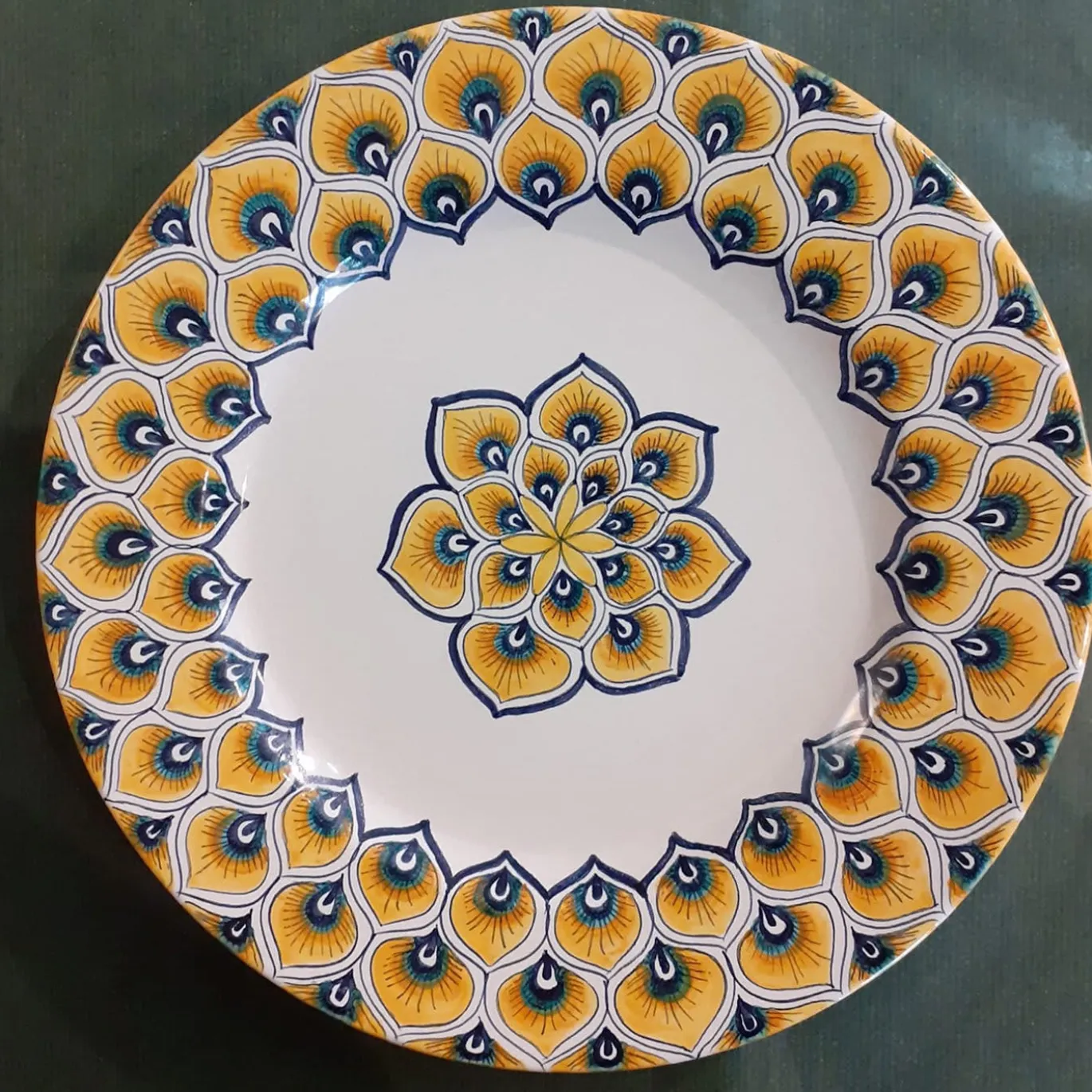 Piatto da pranzo con piume di pavone giallo