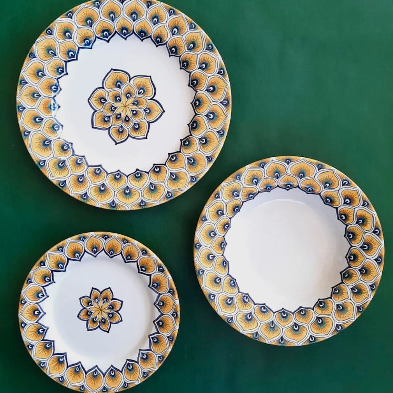 Piatto fondo con piume di pavone giallo