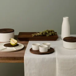 Piccolo contenitore rotondo in ceramica con coperchio in legno