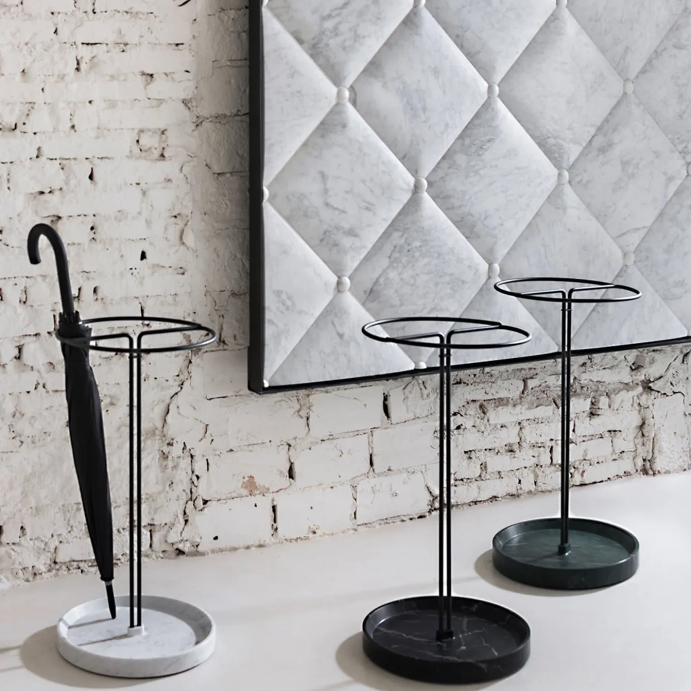 Portaombrelli Pietra L07 in marmo Bianco Carrara di Piero Lissoni