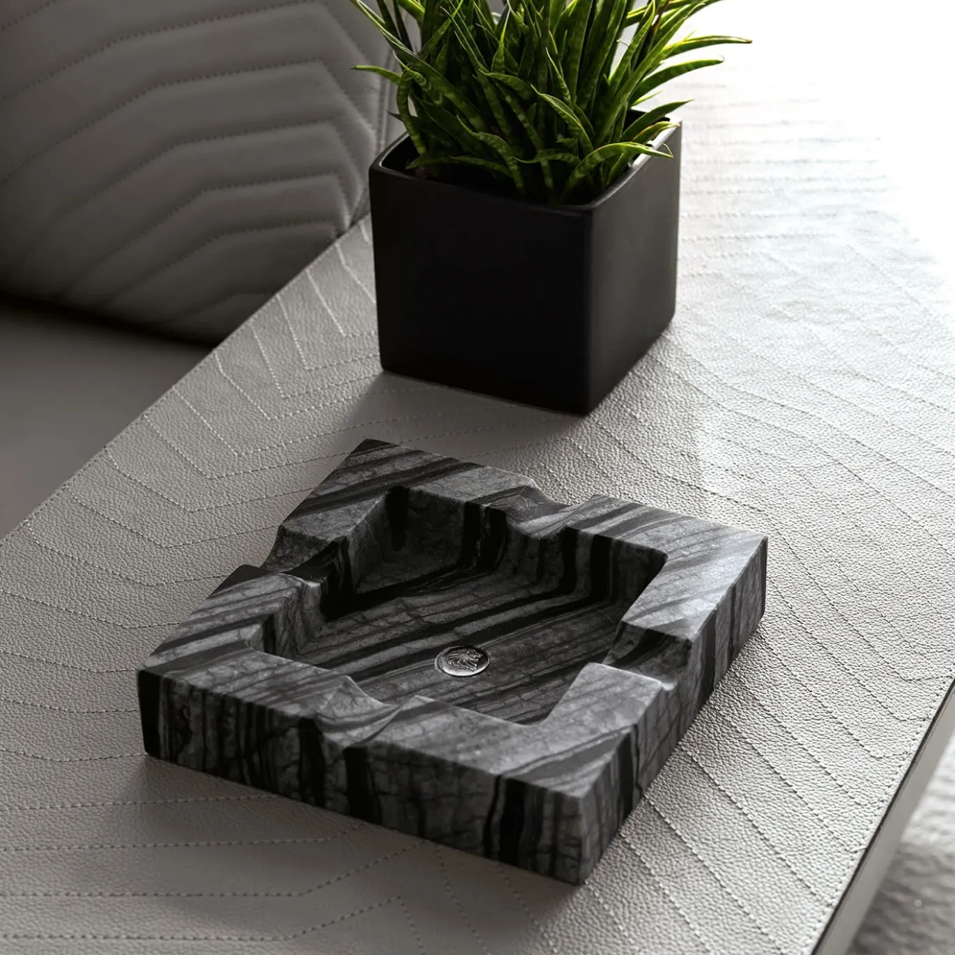Posacenere in marmo nero del Kenya della collezione Giorgio