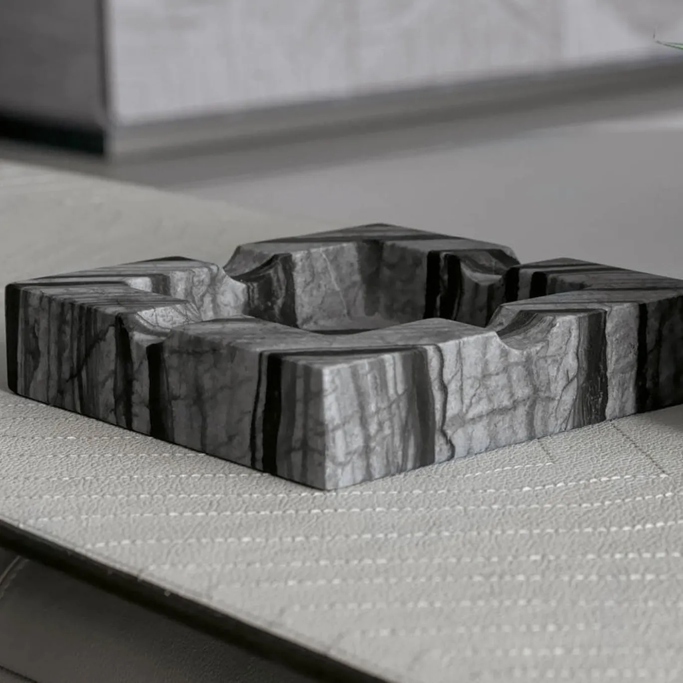 Posacenere in marmo nero del Kenya della collezione Giorgio