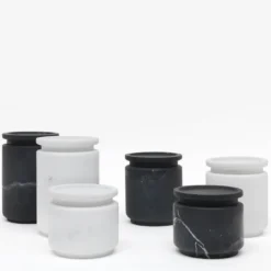 Pyxis Grande vaso di marquina nera di Ivan Colominas