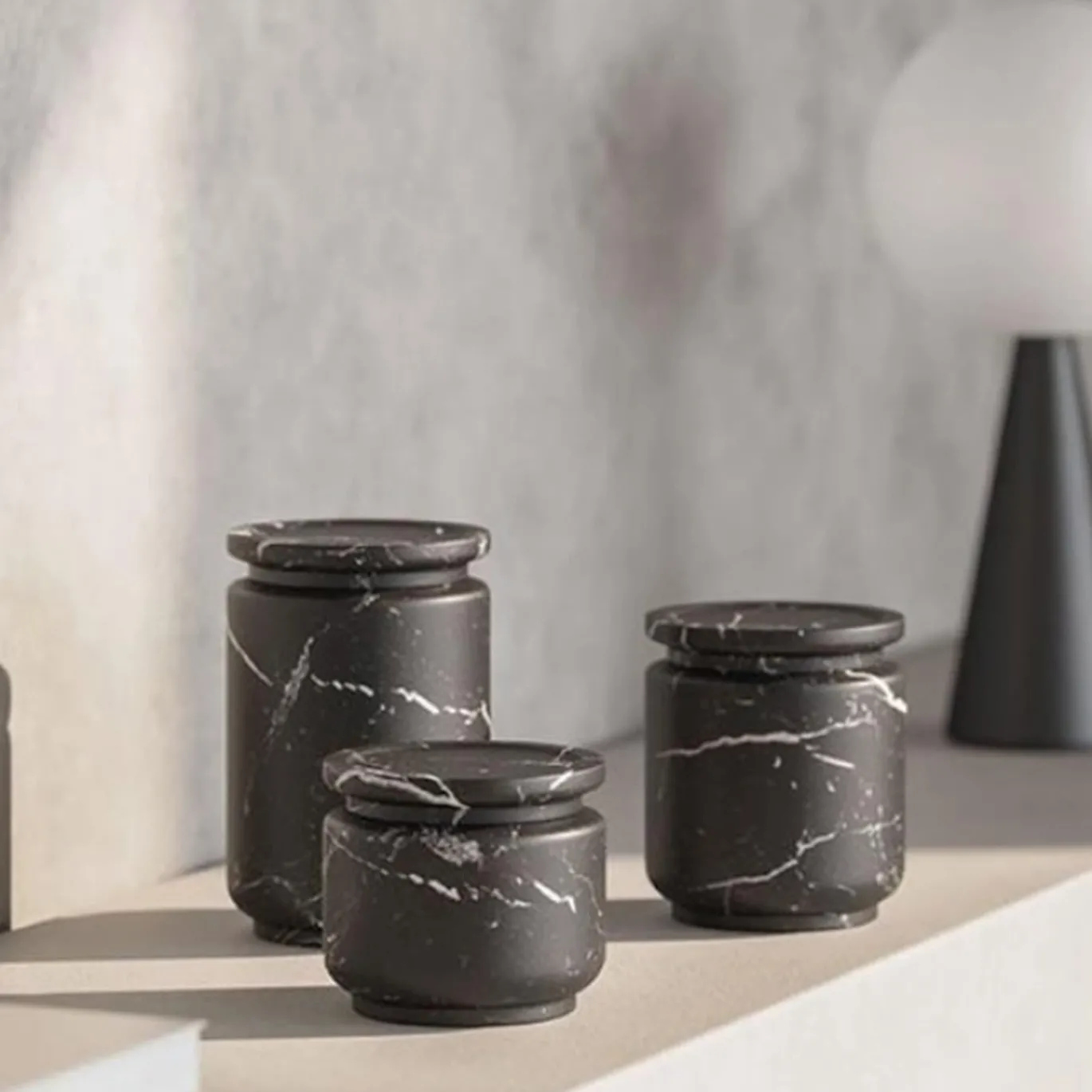 Pyxis Grande vaso di marquina nera di Ivan Colominas