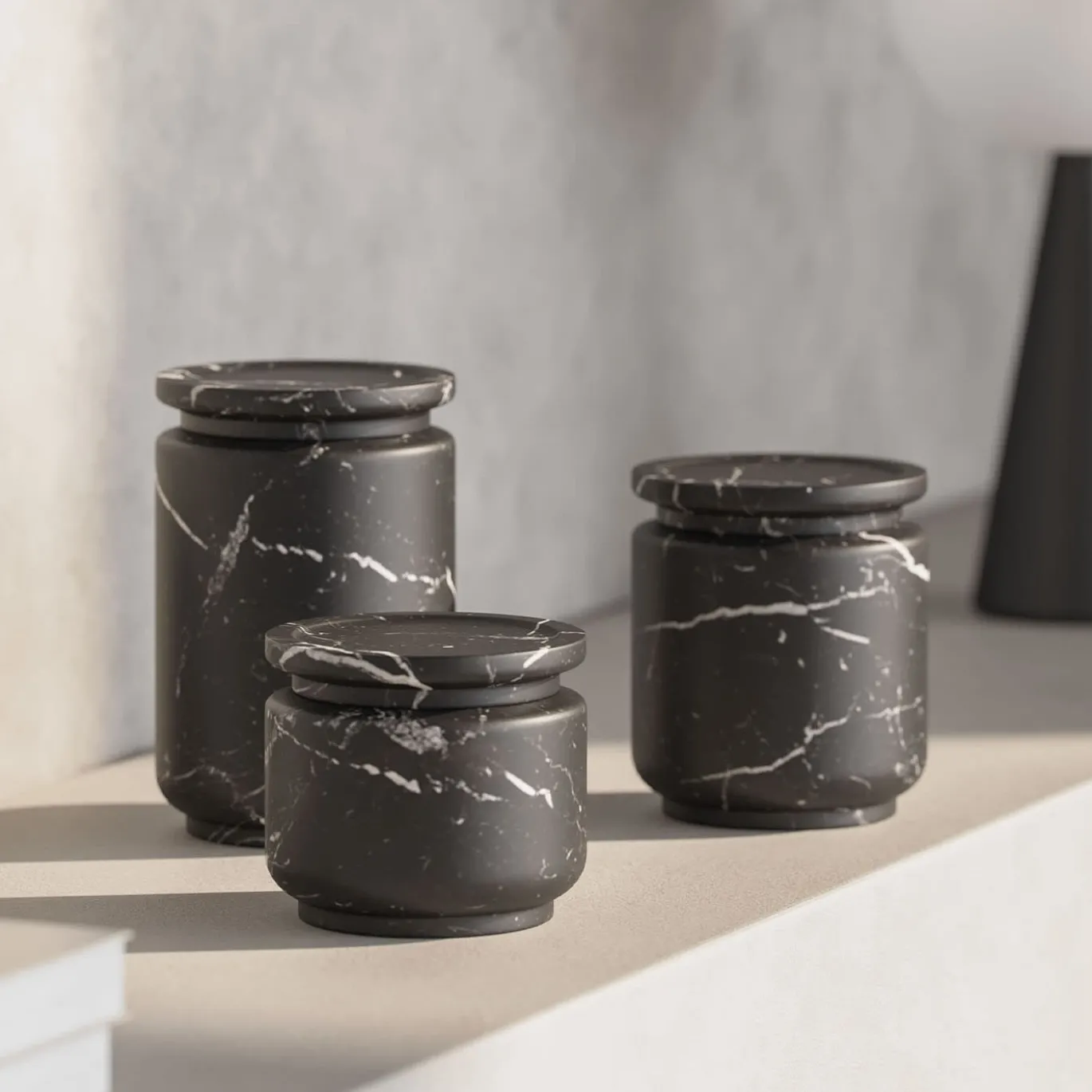 Pyxis Piccolo vaso di marquina nera di Ivan Colominas