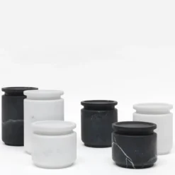 Pyxis Piccolo vaso di marquina nera di Ivan Colominas