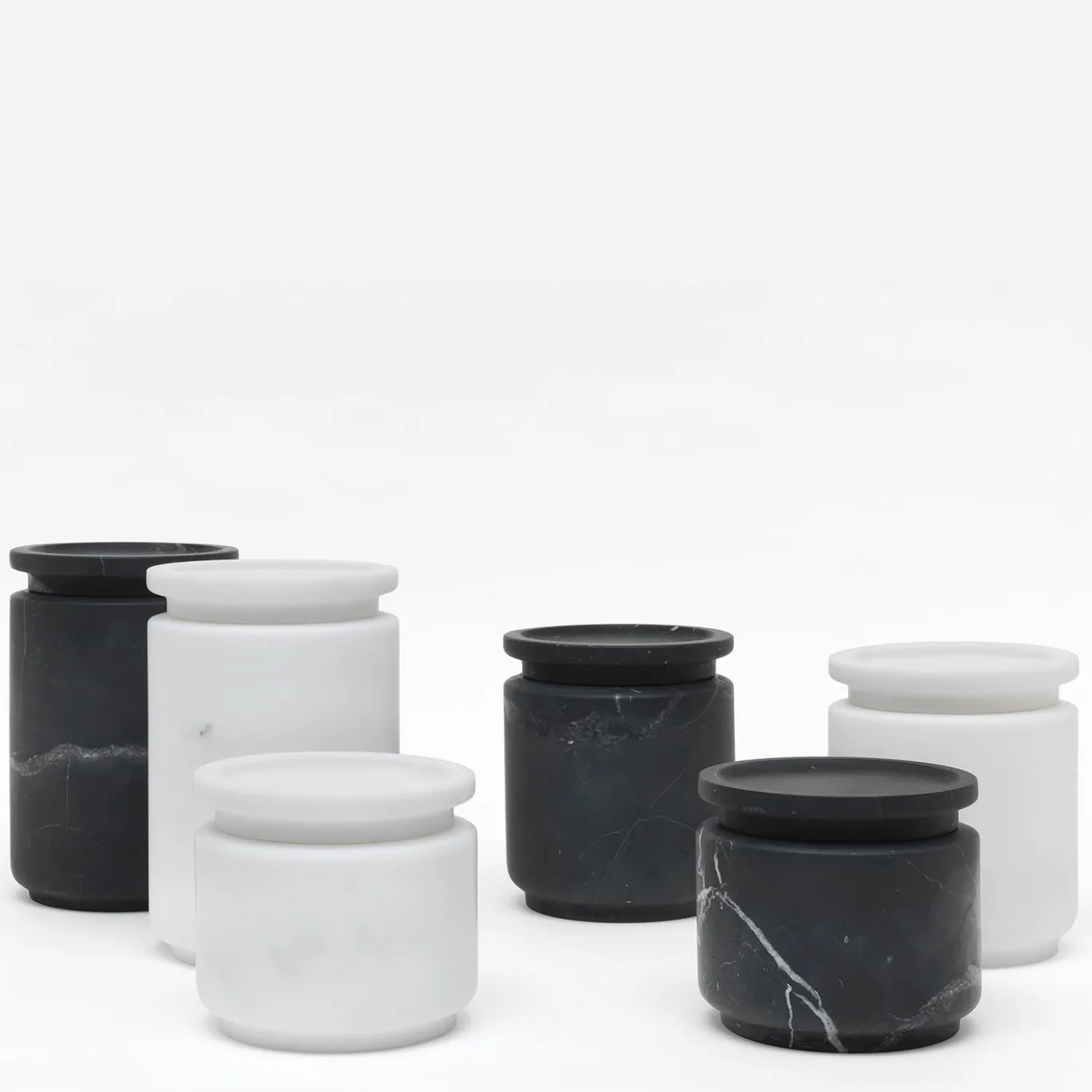Pyxis Piccolo vaso di marquina nera di Ivan Colominas