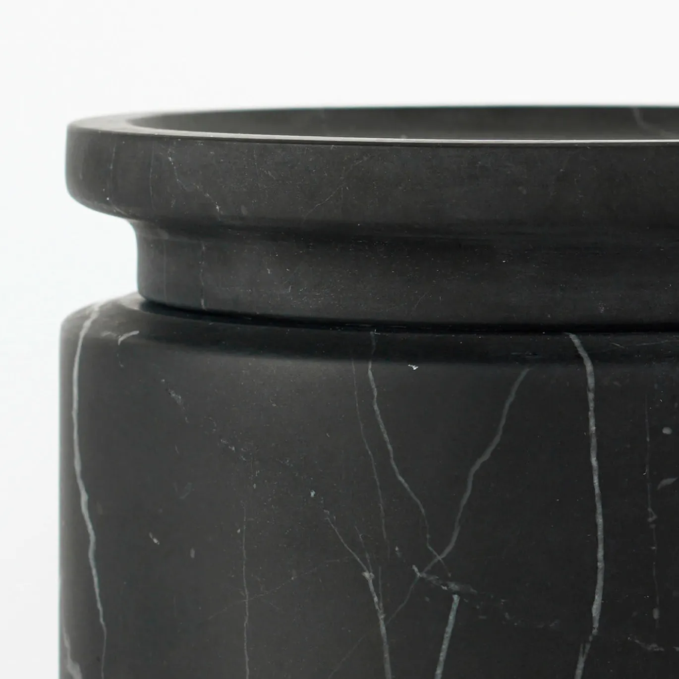 Pyxis Piccolo vaso di marquina nera di Ivan Colominas