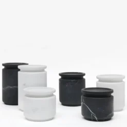 Pyxis Vaso medio in marquina nera di Ivan Colominas