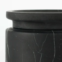 Pyxis Vaso medio in marquina nera di Ivan Colominas