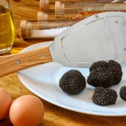 Rasoio per tartufi in acciaio con manico in legno d'ulivo