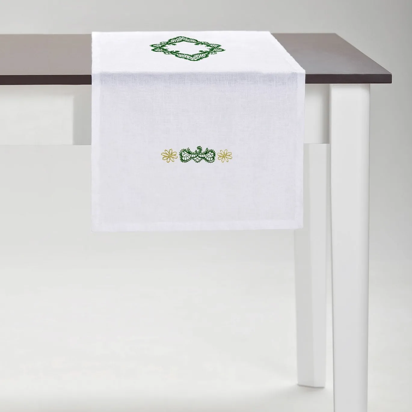 Rinascimento Runner da tavola di lino bianco ricamato verde