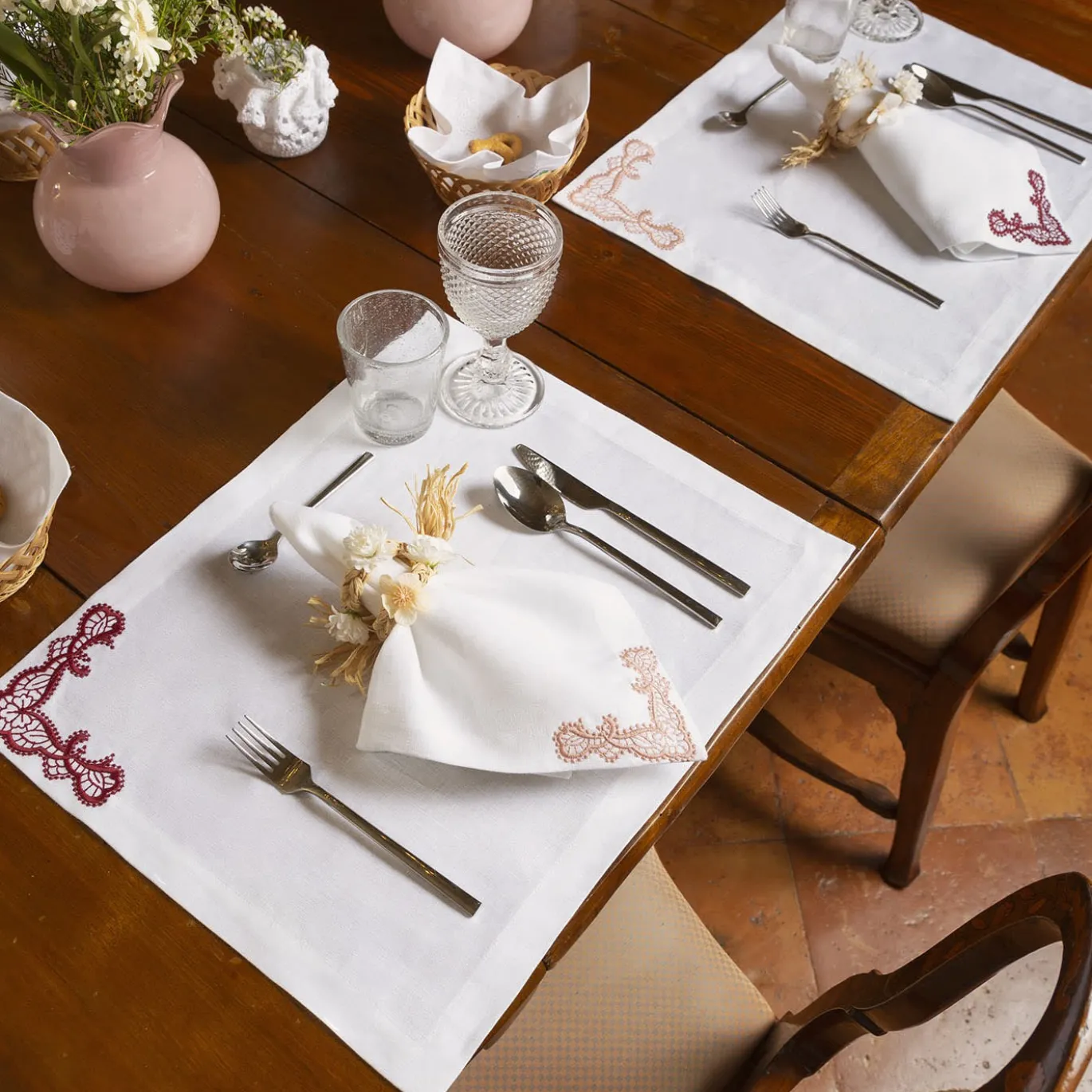Rinascimento Set di 2 tovagliette di lino ricamato rosso